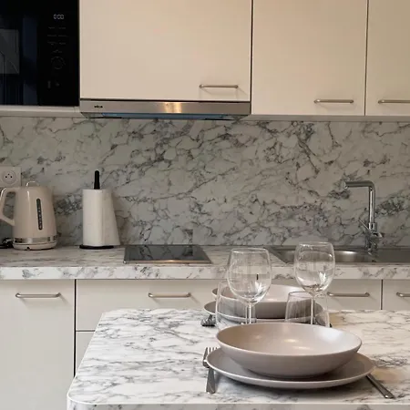 Au Petit Bonheur - - Centre